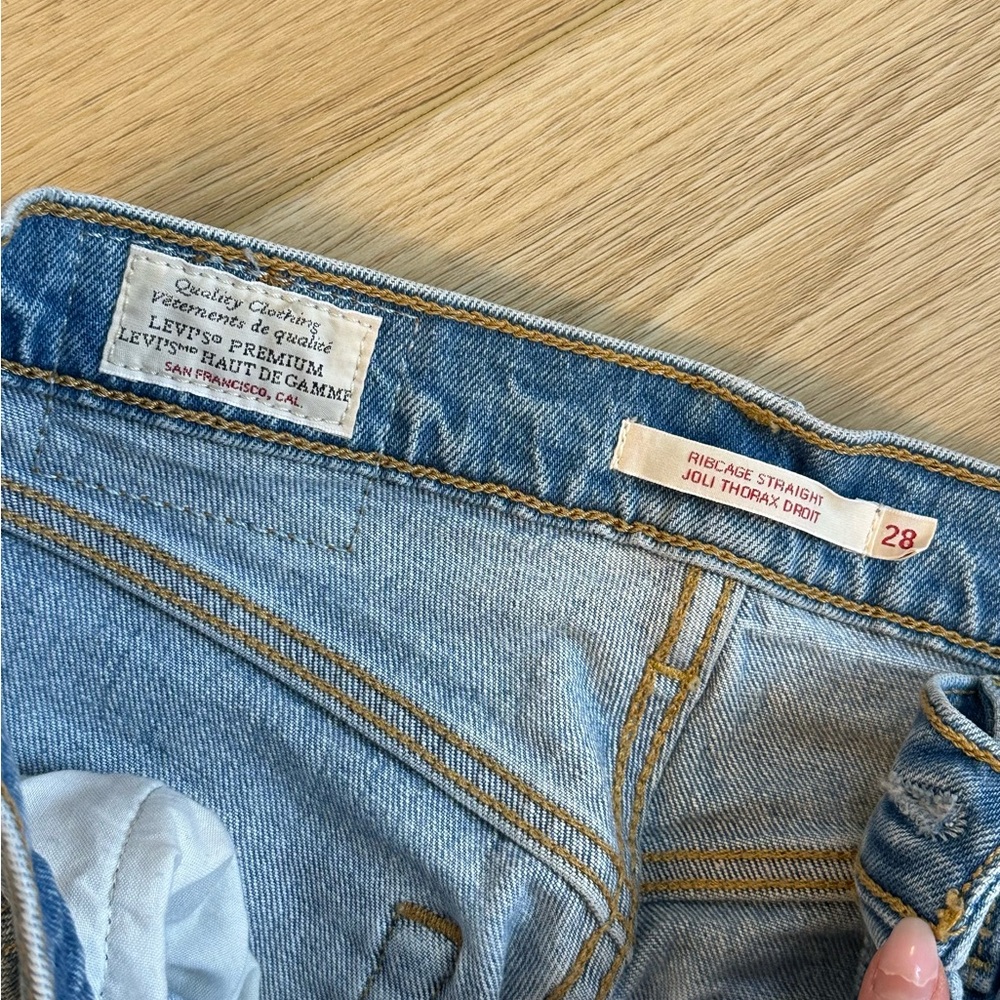Levi's Women's Ribcage Straight Ankle Jeans - Picture 4 of 5